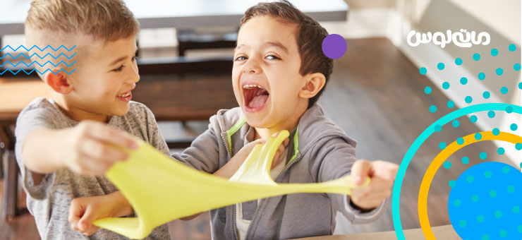 بازی دو کودک با اسلایم زرد