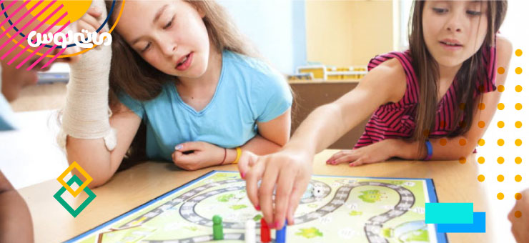 دو دختر در حال بازی با منچ