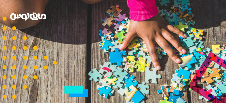 تکه های آبی پازل روی زمین