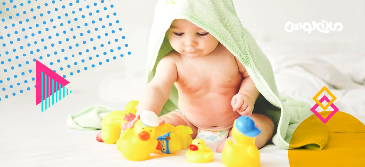 بازی نوزاد با اسباب بازی اردک زرد