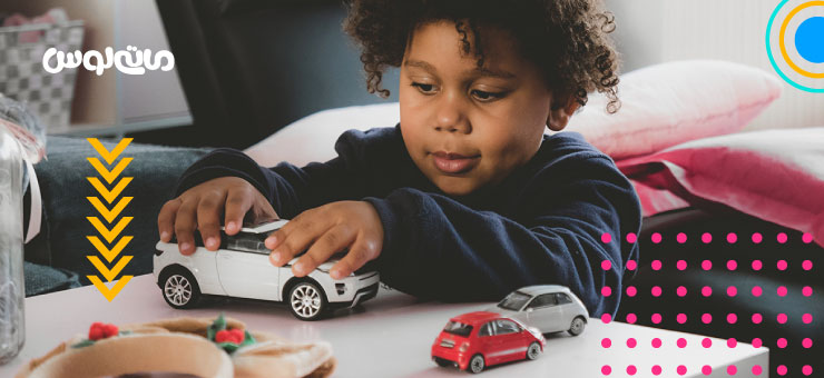 بازی کودک خردسال با ماشین اسباب بازی سفید رنگ