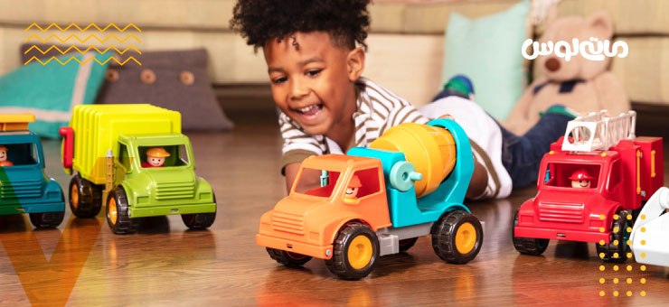 بازی کودک با ماشین کامیون اسباب بازی