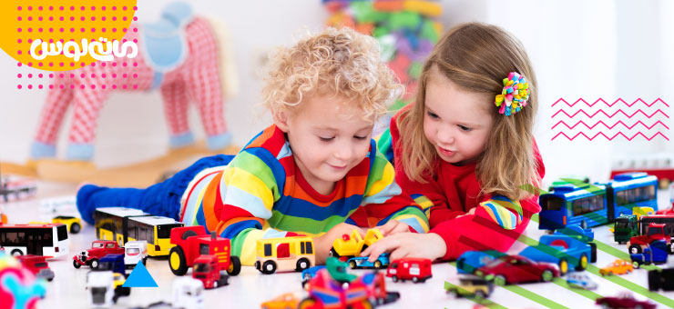 دو کودک نوپا در حال بازی با ماشین های کوچک اسباب بازی