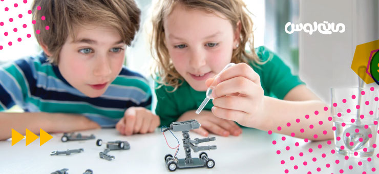 دو کودک در حال بازی با ربات