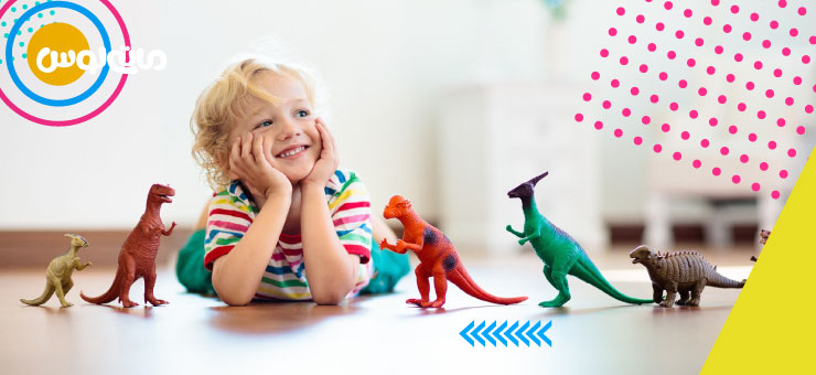 کودک نوپا در حال تماشای دایناسور های کوچک رنگی