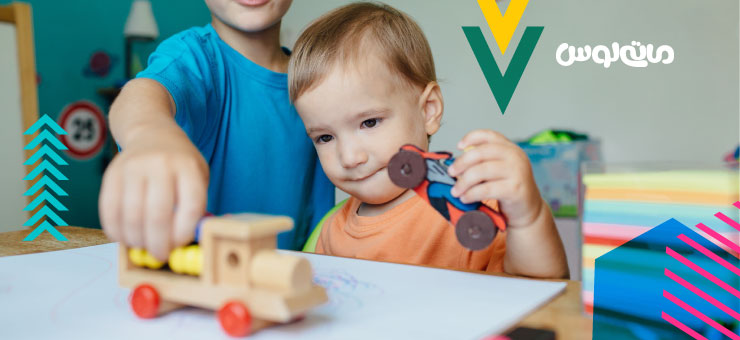 پسر نوپا در حال بازی با ماشین چوبی کوچک