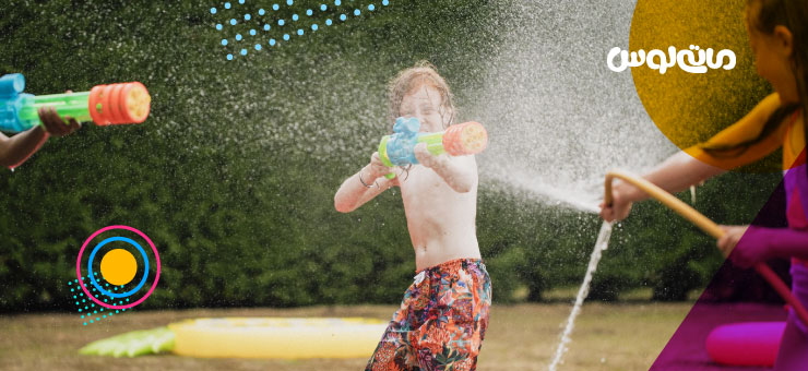 یک خانواده در حال تفریح و آب بازی
