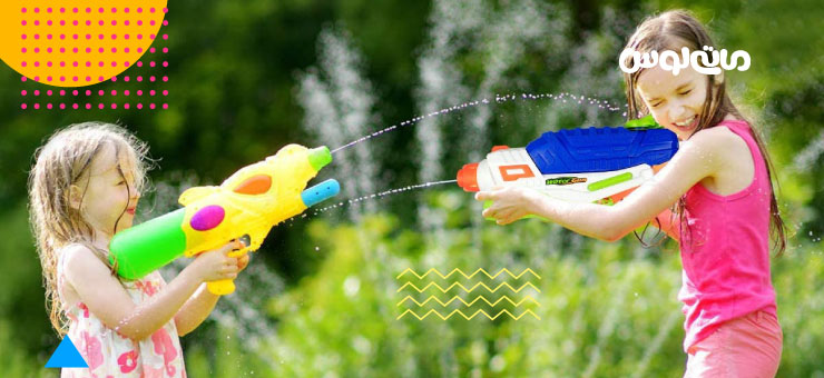 بازی دختر بچه ها با تفنگ های آبپاش رنگی