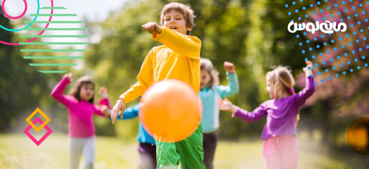 بازی کردن کودکان خردسال با توپ در فضای آزاد