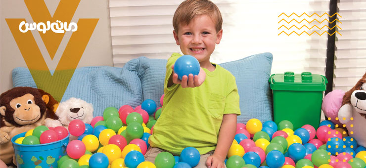 پسر بچه در استخر توپ های رنگی پلاستیکی