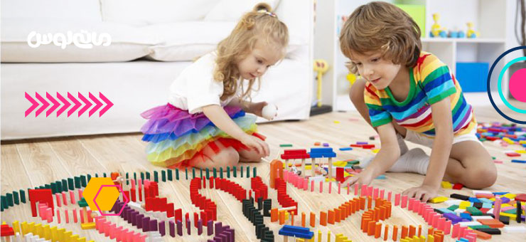 بازی دو خردسال با دویمینو چیدنی