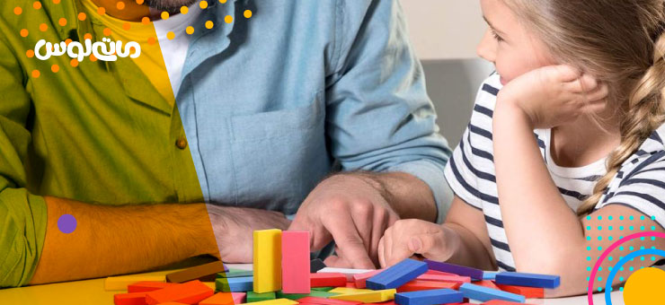 بازی کودک با پدر و دومینو های چیدنی رنگی