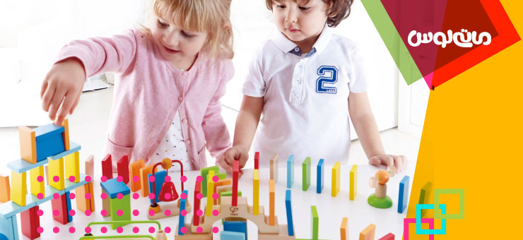 دو کودک و چیدن قطعات دومینو رنگی