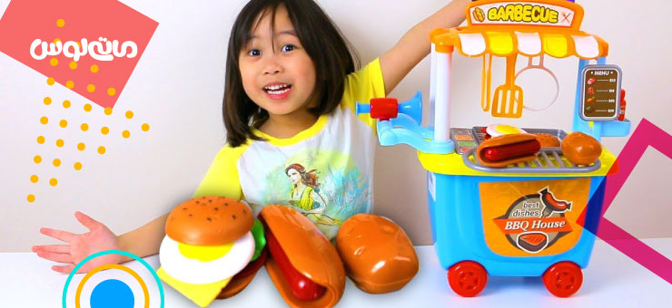 کودک خردسال در حال بازی با ست اسباب بازی هات داگ فروشی