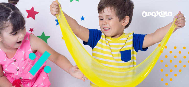 بازی کودک خردسال با اسلایم زرد