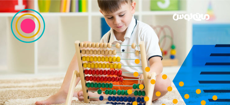 پسر بچه در حال بازی با چرتکه و یادگیری ریاضی