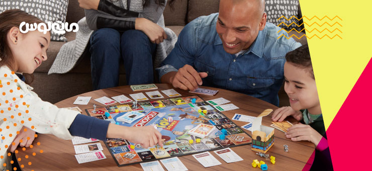 کودکان و بزرگسالان در حال بازی با مونوپولی