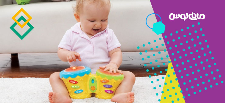 کودک یک سالله در ضربه زدن به درام اسباب بازی