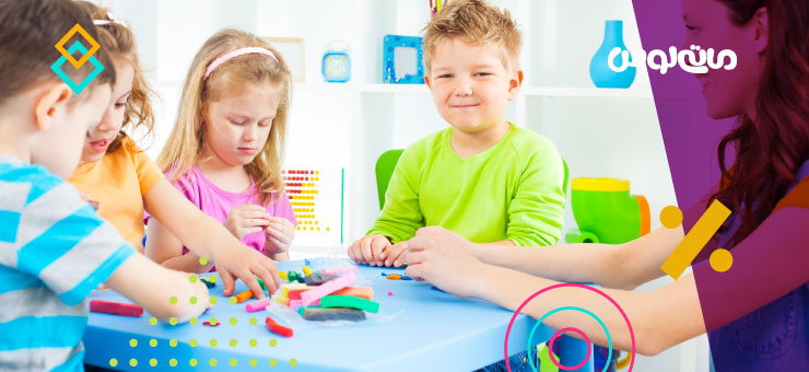 گروه کودکان در حال بازی با خمیر