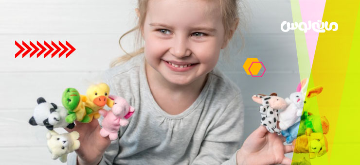 دختر بچه خندان و پاپت های انگشتی حیوانات