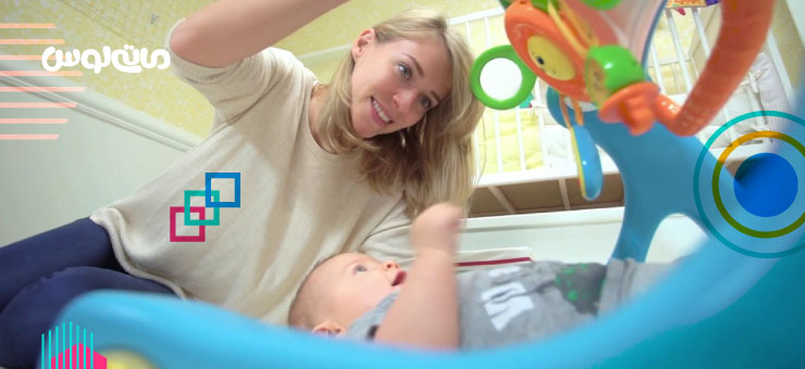 مادر و نوزاد داخل وسیله بازی