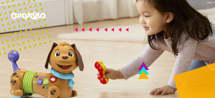 دختر بچه حدودا دو ساله و بازی با سگ اسباب بازی سخنگو