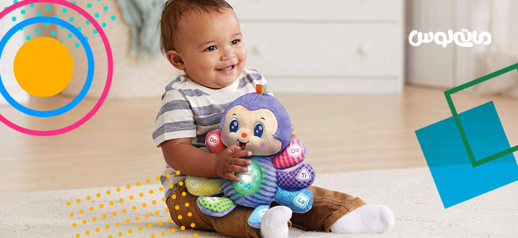 بازی کودک یخ ساله با عروسک میمون رنگی