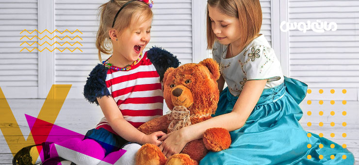 دو دختر بچه و خرس پشمالو قهوه ای