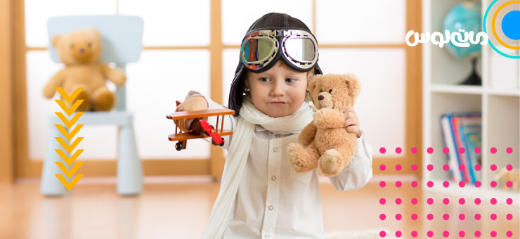 بازی پسر بچه با هواپیما اسباب بازی و خرس پشمی