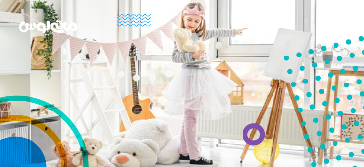 بازی دختر بچه با عروسک پولیشی سفید