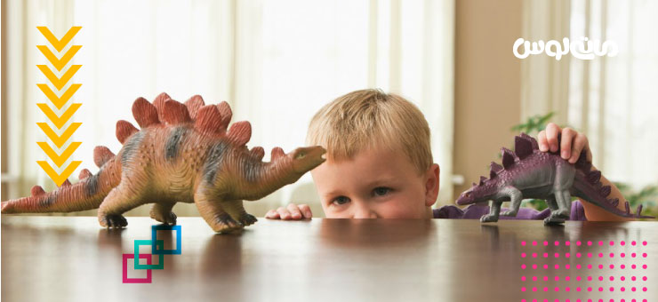 بازی پسر بچه با دو فیگور دایناسور
