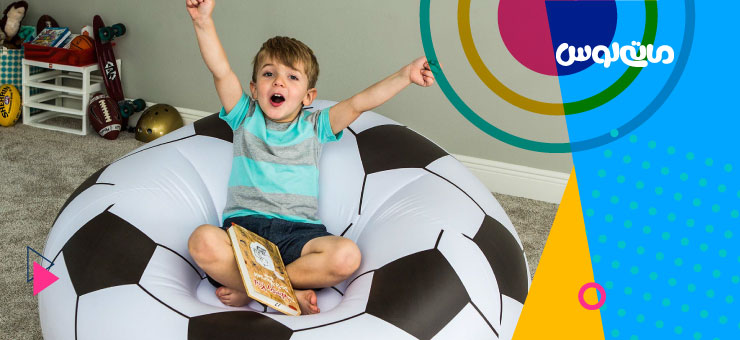 پسر بچه اوتیستیک بر روی مبل بادی توپ فوتبال