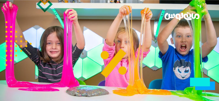 سه کودک در حال بازی با اسلایم های رنگی