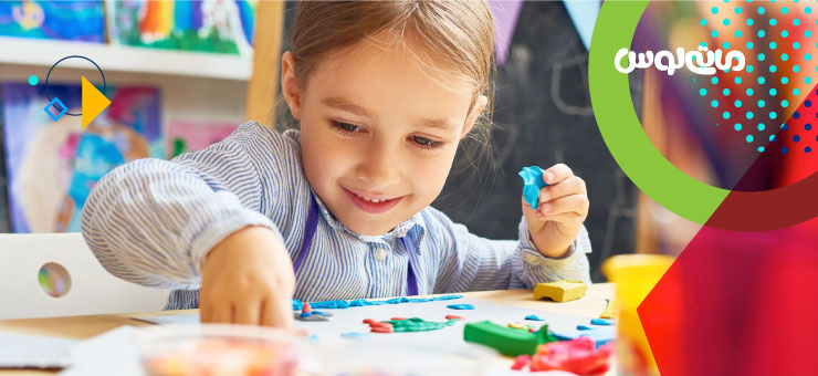 بازی دختر بچه با خمیر بازی رنگی