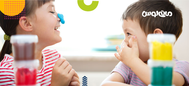 بازی دو کودک با هم و اسلایم های رنگی