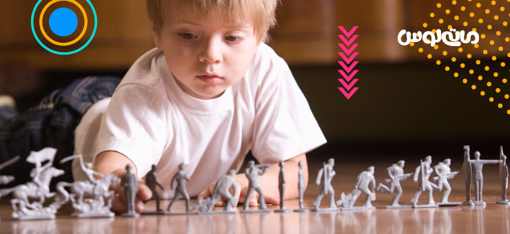 کودک خردسال و فیگکور های کوچک سربازان روی زمین