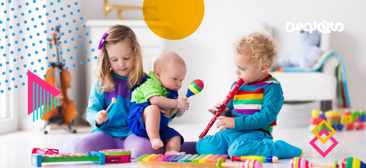 بازی کردن سه کودک با ابزار موسیقی اسباب بازی