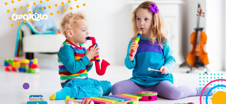 دو دختر بچه در حال دمیدن در فلوت و ساکسیفون رنگی اسباب بازی