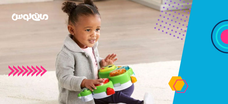 نواختن دختر بچه بر روی طبل رنگی