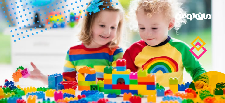 کودکان خوشحال در حال بازی با لگو های رنگی مکعبی