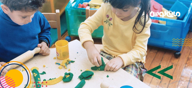 دو کودک در حال بازی با خمیر و وردنه