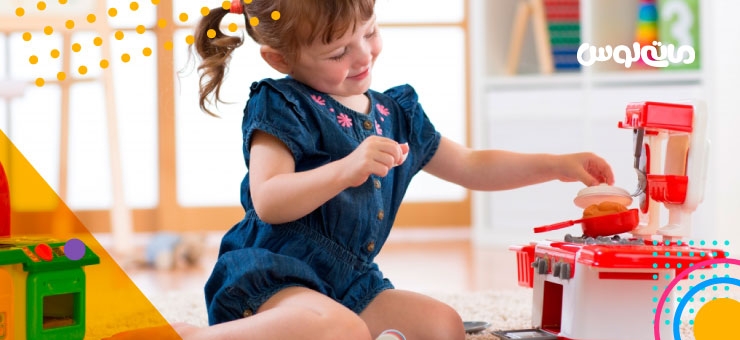 بازی دختر بچه خجالتی با وسایل اشپزخانه اسباب بازی