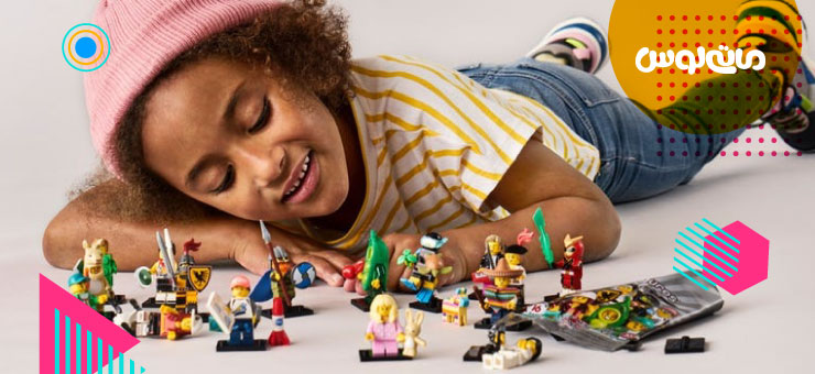 صحبت کردن کودک با فیگور های کوچک اسباب بازی