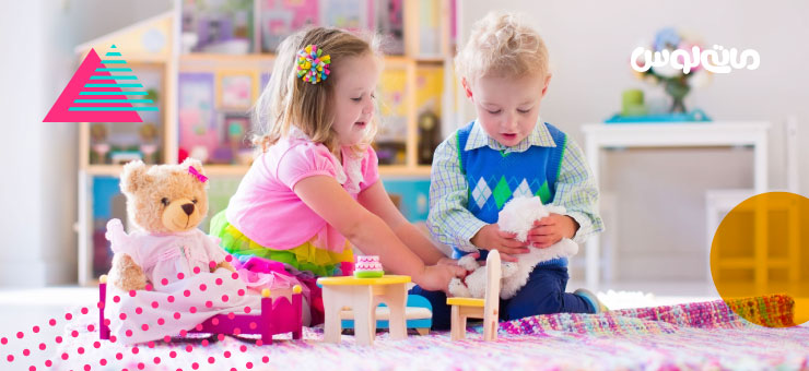بازی کردن دو دختر بچه با خرس اسباب بازی و صندلی های کوچک