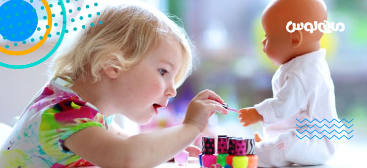 دختر بچه در حال لاک زدن برای عروسک نوزاد