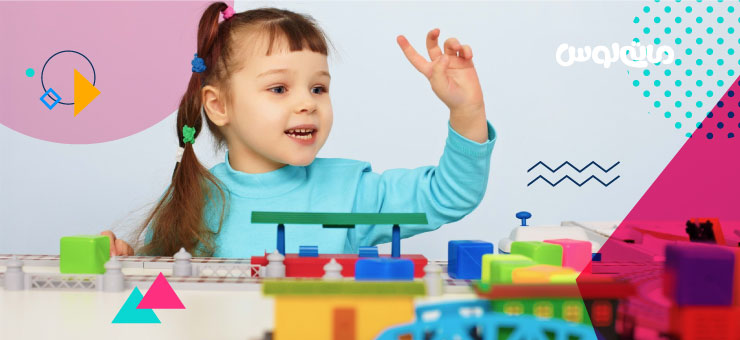کودک سرگرم بازی با لگو های رنگی