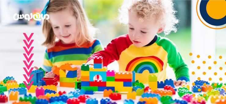 دو کودک در حال بازی با مکعب های لگو رنگارنگ