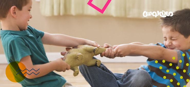 دو بچه در حال دعوا کردنو کشیدن اسباب بازی