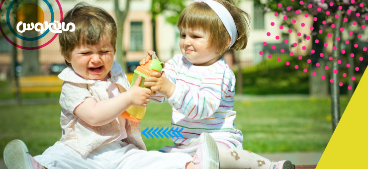 دو کودک نوپا در حال کشیدن اسباب بازی