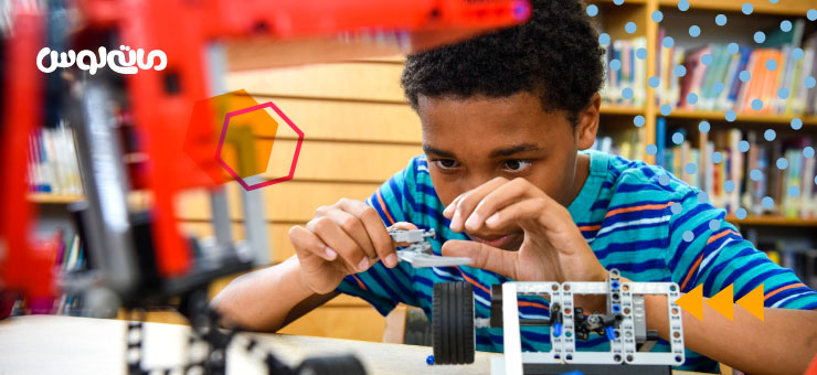 نوجوان در حال نگاه کردن به کیت های ربات